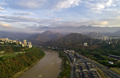 航拍钢城 四川省攀枝花市的壮丽城市风貌